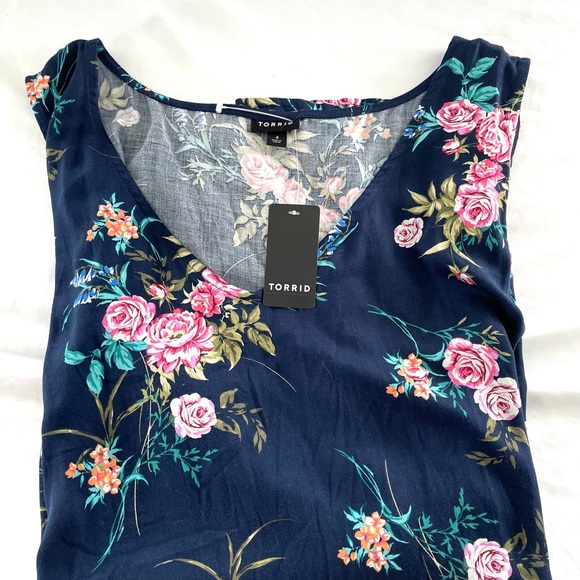 NWT Torrid Navy Floral  V Neck Tank Size 4 4x - Picture 3 of 4